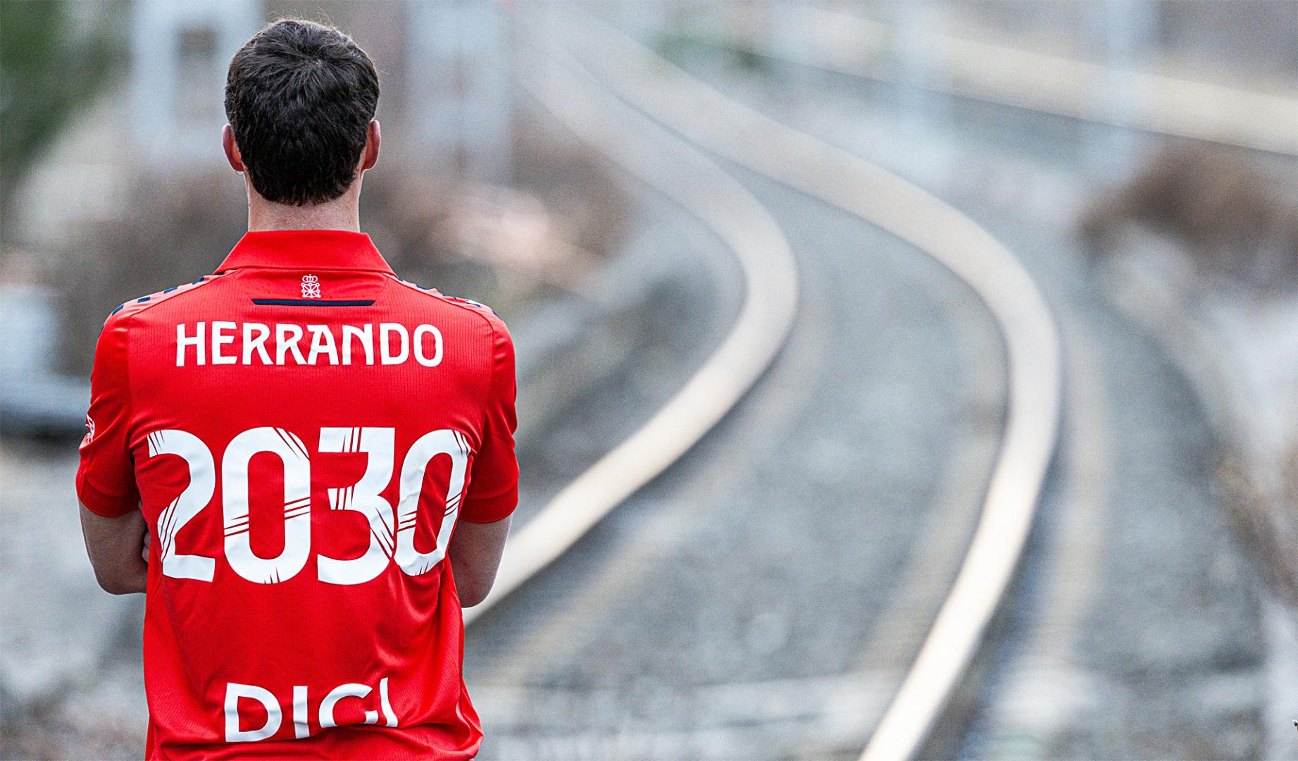 Jorge Herrando con la camiseta con la fecha de su renovación en una imagen publicada por Osasuna en las redes sociales