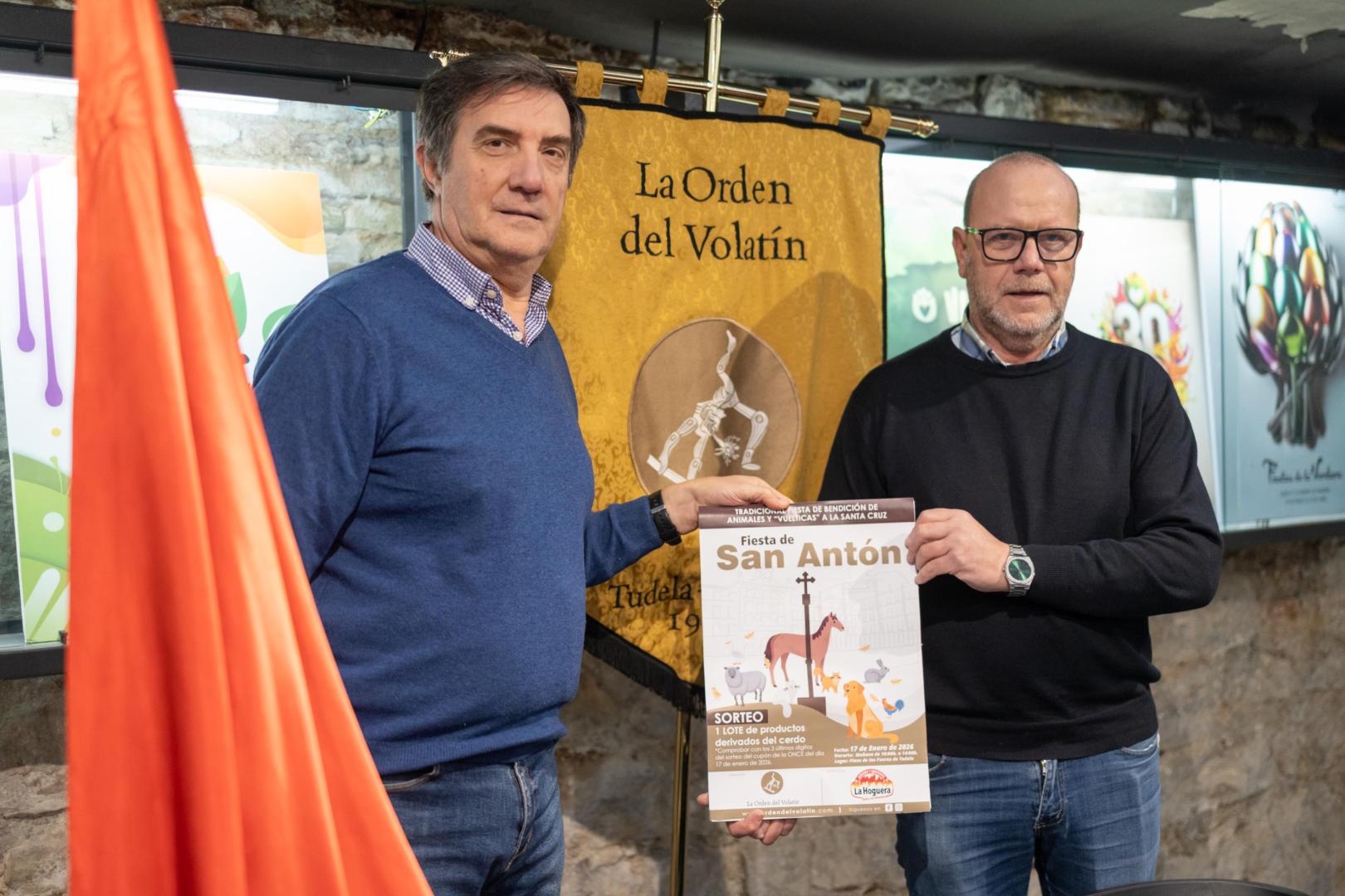 Antonio Sáenz y Celes Sebastián, con el cartel de San Antón