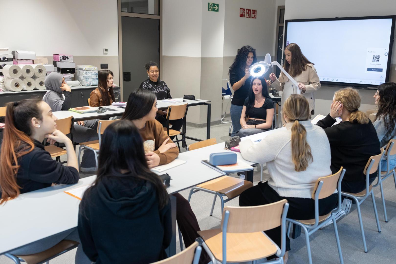 Varias alumnas de ETISan Juan de Tudela, en una de las nuevas aulas del centro
