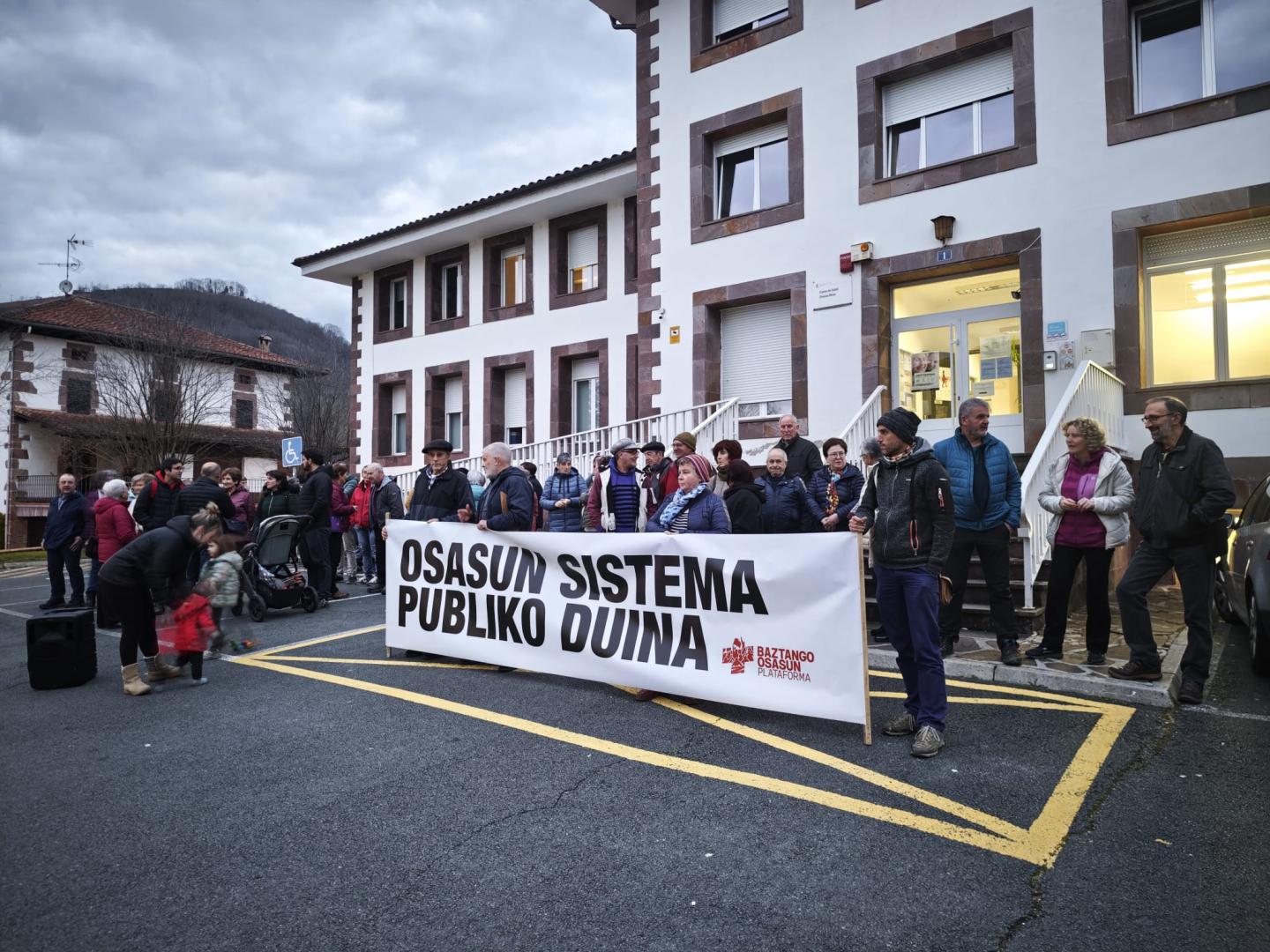 Imagen de la concentración celebrada este miércoles junto al Centro de Salud de Elizondo.