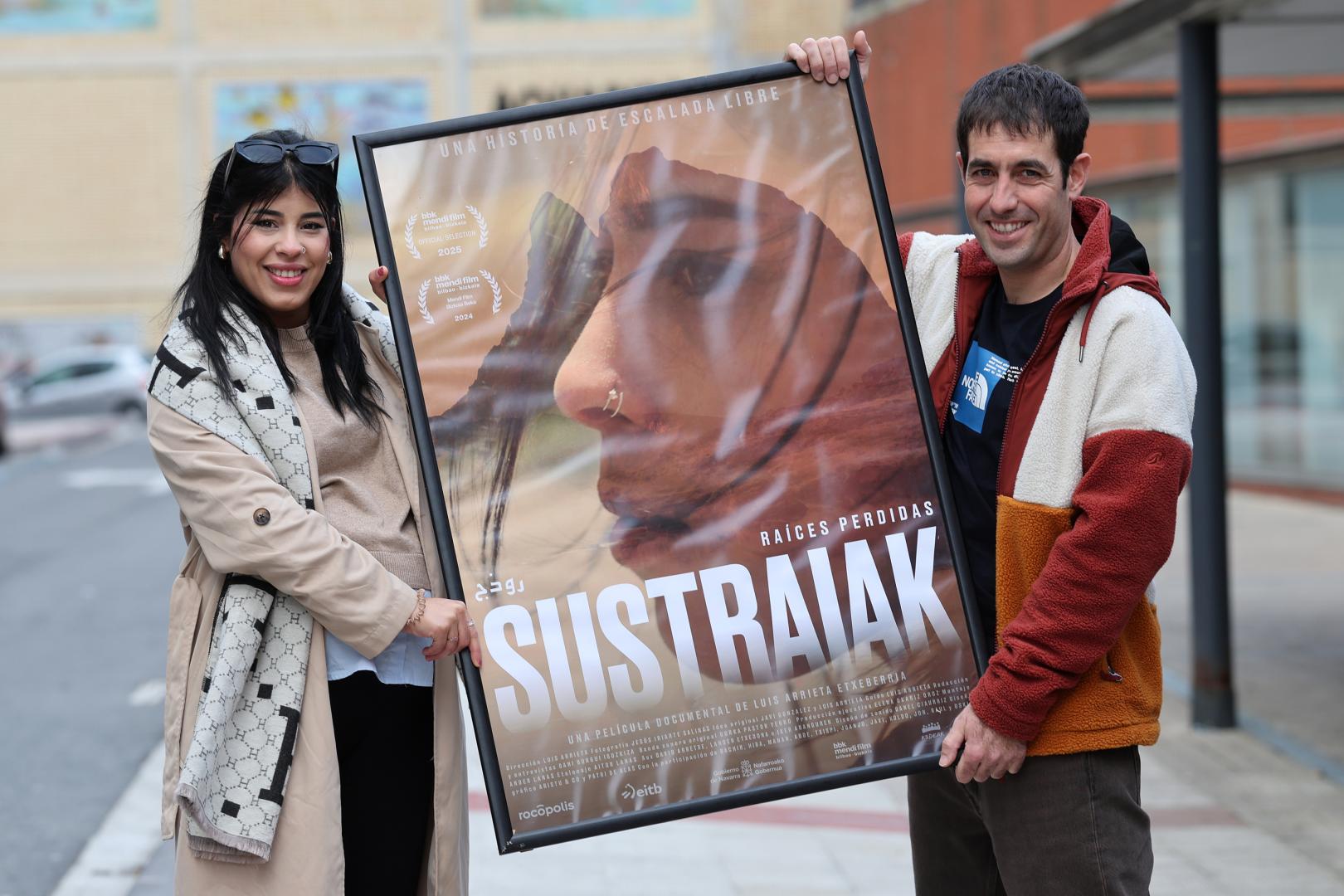 Hiba Barkaoui y Luis Arrieta sujetan el cartel de la película
