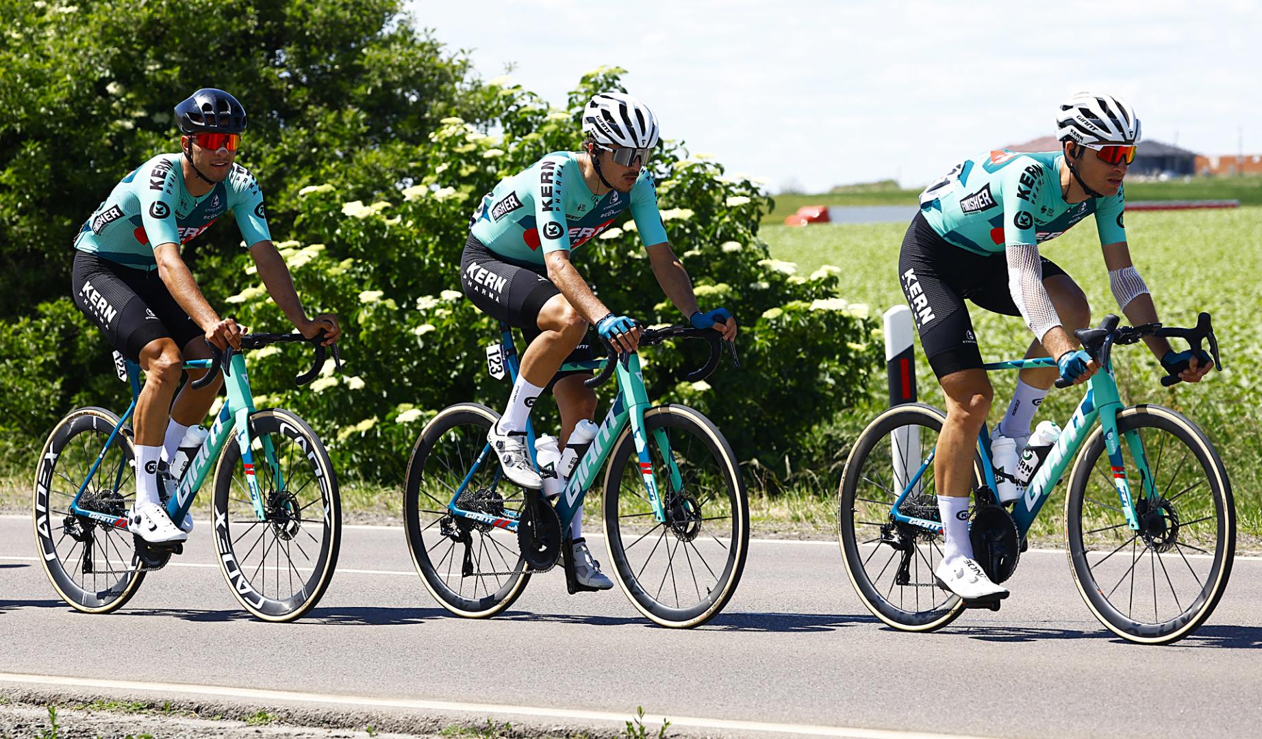 Los ciclistas españoles Marc Brustenga, Urko Berrade e Iñigo  Elosegui continuarán guiando al equipo Kern Pharma en 2026
