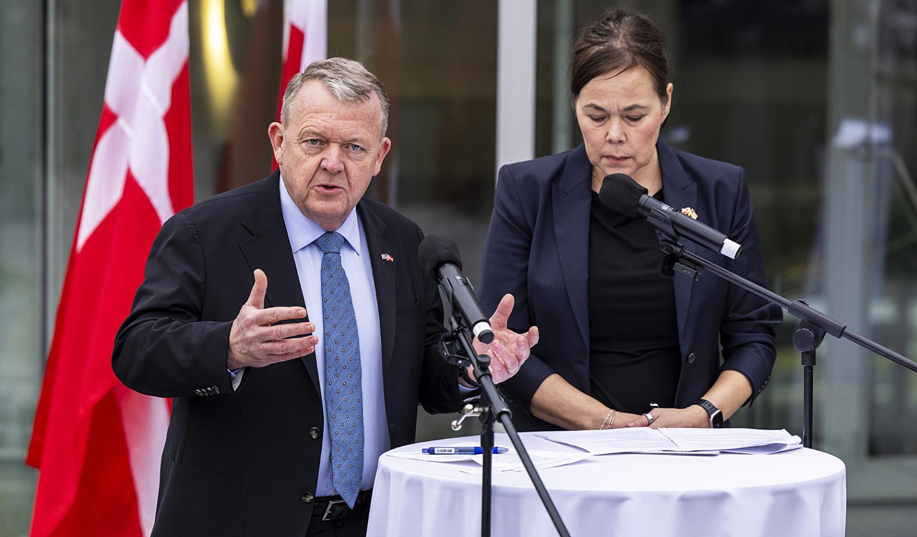El ministro de Exteriores danés, Lars Løkke Rasmussen, en una rueda de prensa junto a su homóloga groenlandesa, Vivian Motzfeldt