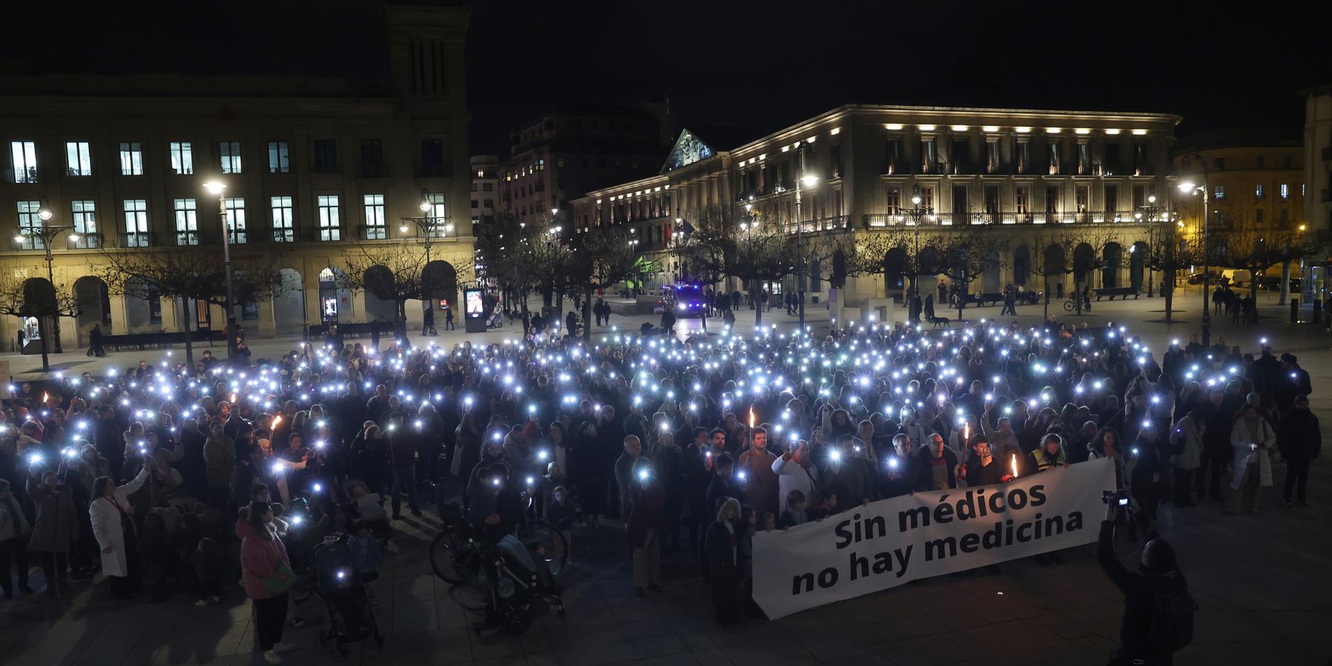 Médicos concentrados en la Plaza del Castillo de Pamplona