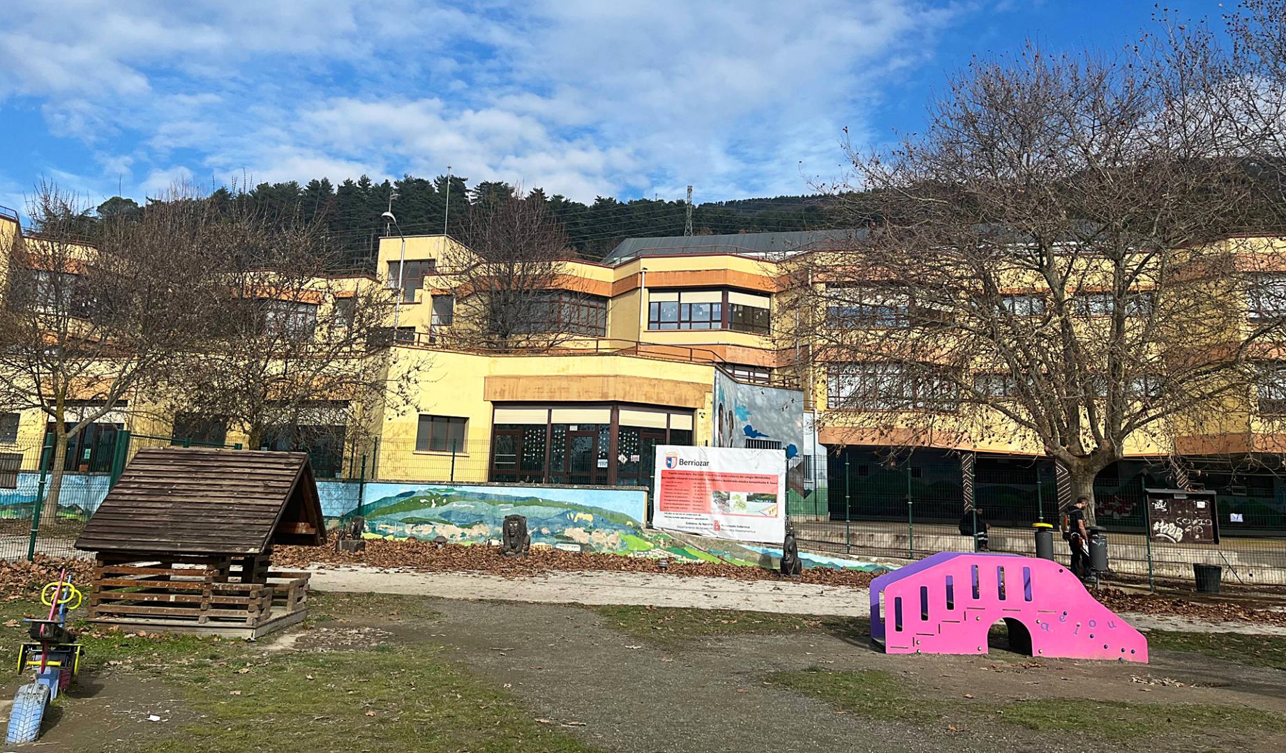 Vista parcial de las edificaciones que forman la escuela Mendialdea. Detrás, San Cristóbal-Ezkaba