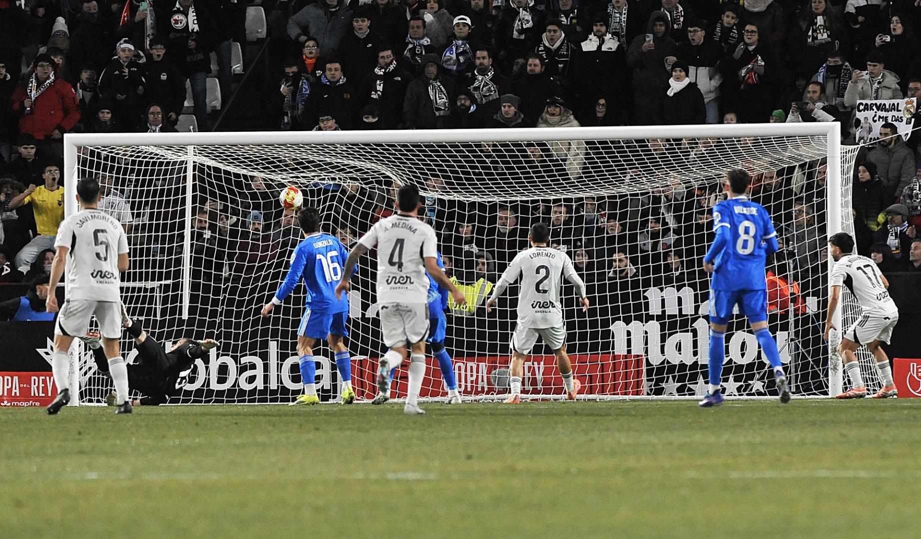 El guardameta del Real Madrid Andriy Lunin encaja el segundo gol del Albacete durante el partido de octavos de final de la Copa del Rey