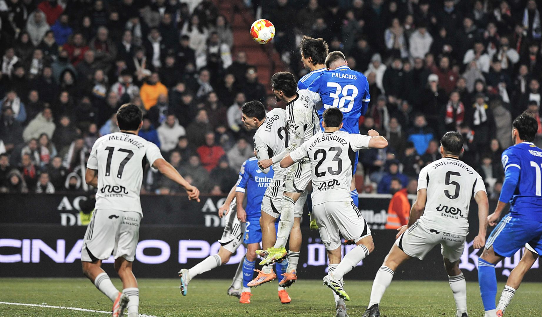 El delantero del Real Madrid, Gonzalo, remata jun toa  César Palacios ante los defensores del Albacete para conseguir el segundo gol del equipo madridista