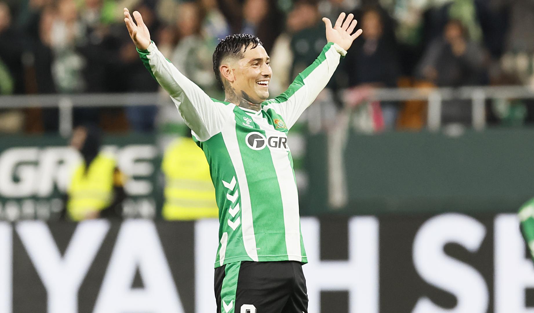 El delantero argentino del Betis, Chimy Ávila, celebra el pase a la siguiente fase de la Copa del Rey tras derrotar al Elche gracias a sus dos goles