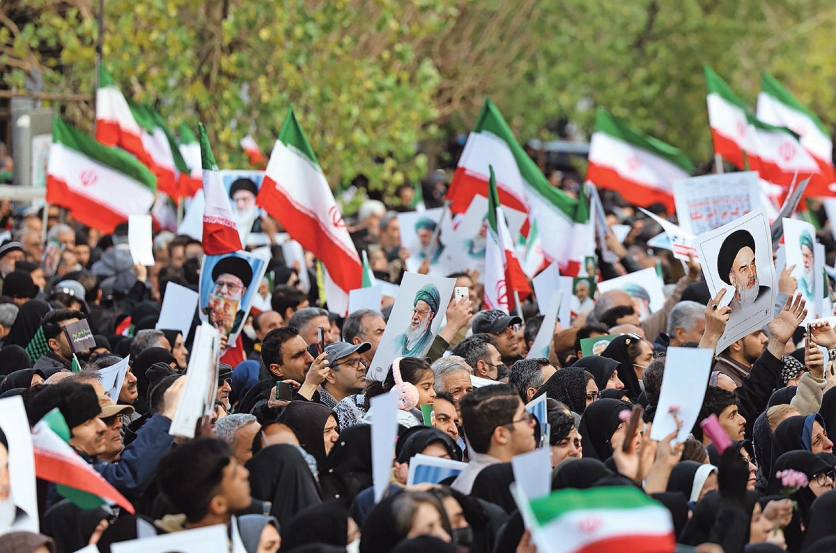 Concentración durante los funerales de varios agentes fallecidos en los altercados que se han producido en las principales ciudades iraníes