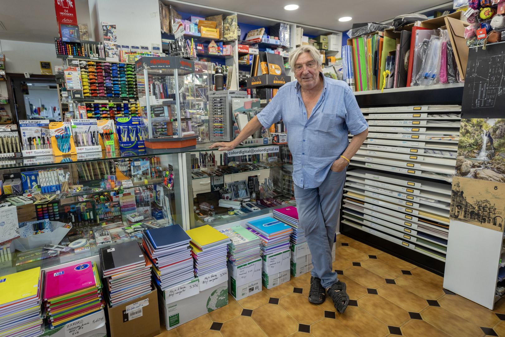 Pedro Ardanaz Aldave posa en su papelería Color Digital
