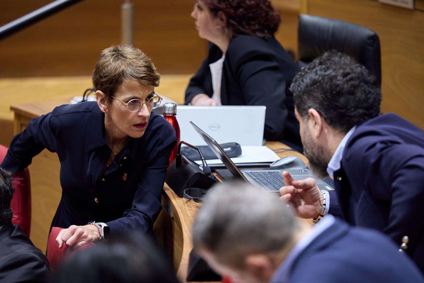 La presidenta Chivite conversa con el parlamentario Ramón Alzórriz en el Pleno de esta mañana.