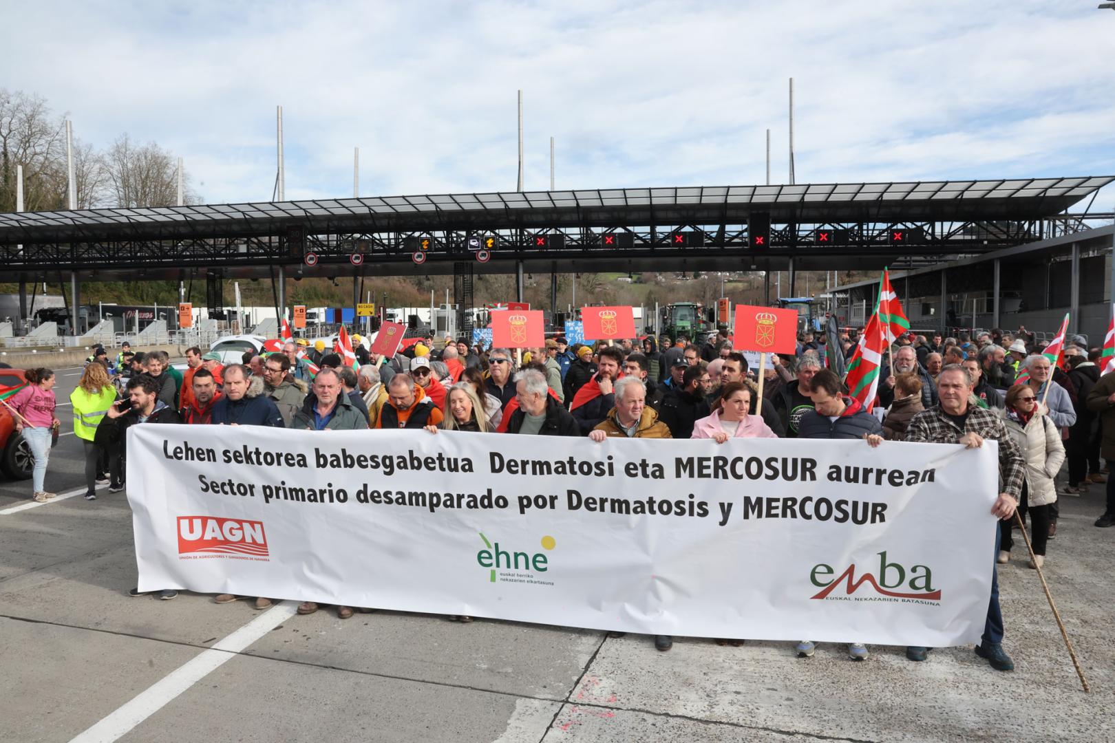 Alrededor de 300 agricultores y ganaderos de toda Navarra se han desplazado este jueves 15 de enero hasta Irún para sumarse a la protesta convocada por las organizaciones UAGN, ENHE Confederal y ENBA contra el acuerdo con Mercosur. Ha sido junto al puesto fronterizo de Biriatou, a donde también han acudido 30 tractores de Semilla y Belarra y varios cientos más de agricultores y ganaderos del País Vasco y Francia.