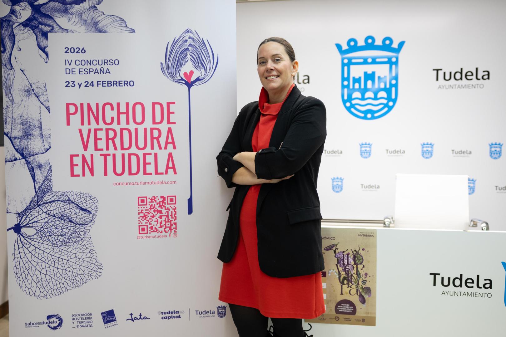 La concejala Irune García, junto al cartel del concurso