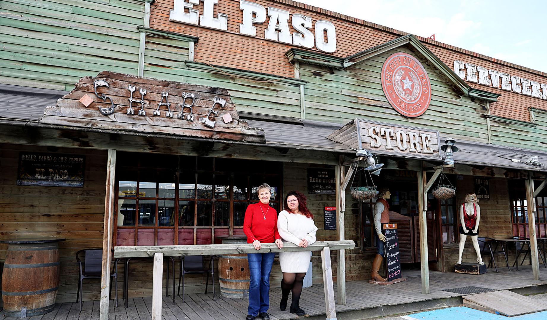 Lorena Pintea y Jhoana Dorta en la puerta del restaurante El Paso, un trocito del Salvaje Oeste a las puertas de Olite