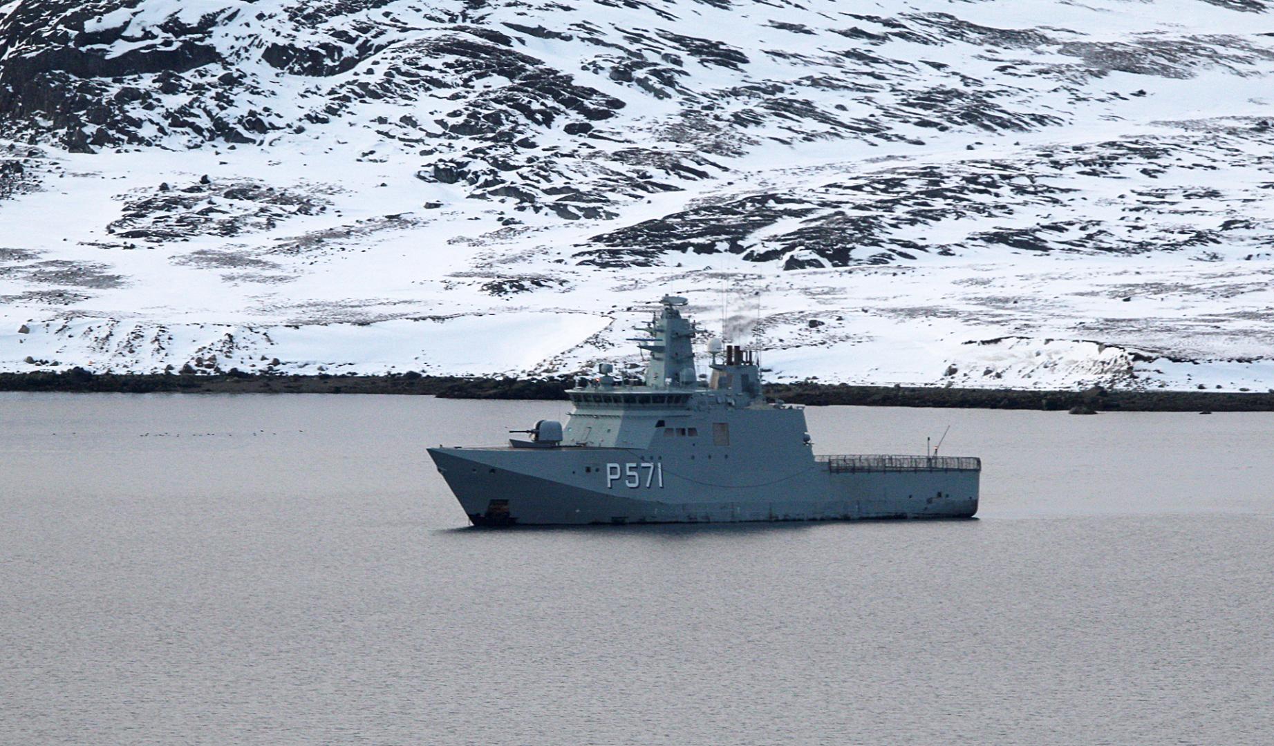 Una patrullera clase Knud Rasmussen de la Marina Real Danesa fondeada este jueves, 15 de enero, frente al puerto de Nuuk (Groenlandia)