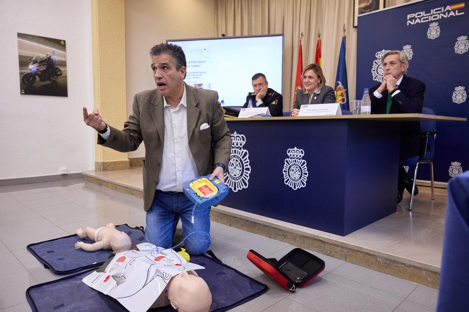 Javier Vilda, de España Salud, durante la demostración de uso del desfibrilador este jueves en las dependencias de la Policía en Beloso Alto
