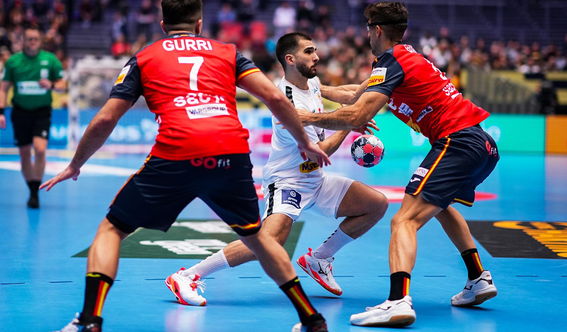 La defensa española trata de frenar la internada de un jugador de Serbia