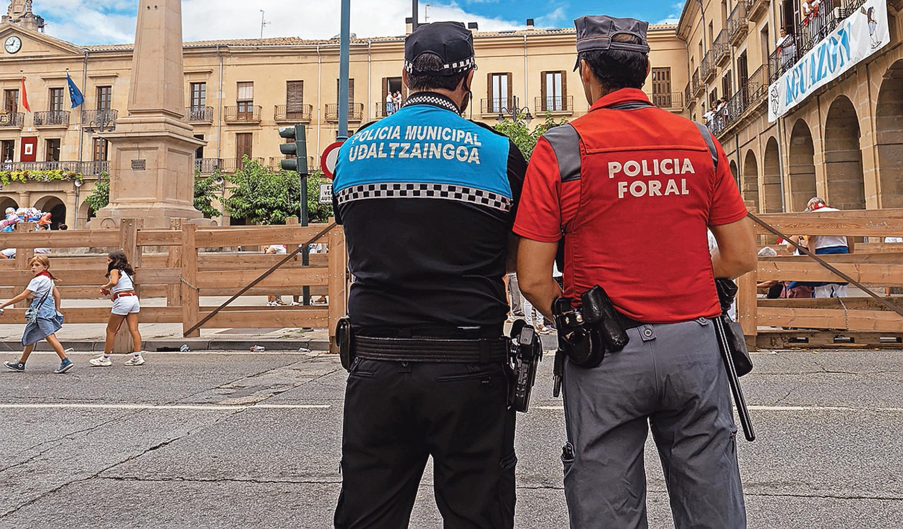 Un agente de Policía Municipal y otro de Policía Foral durante las fiestas de Tafalla