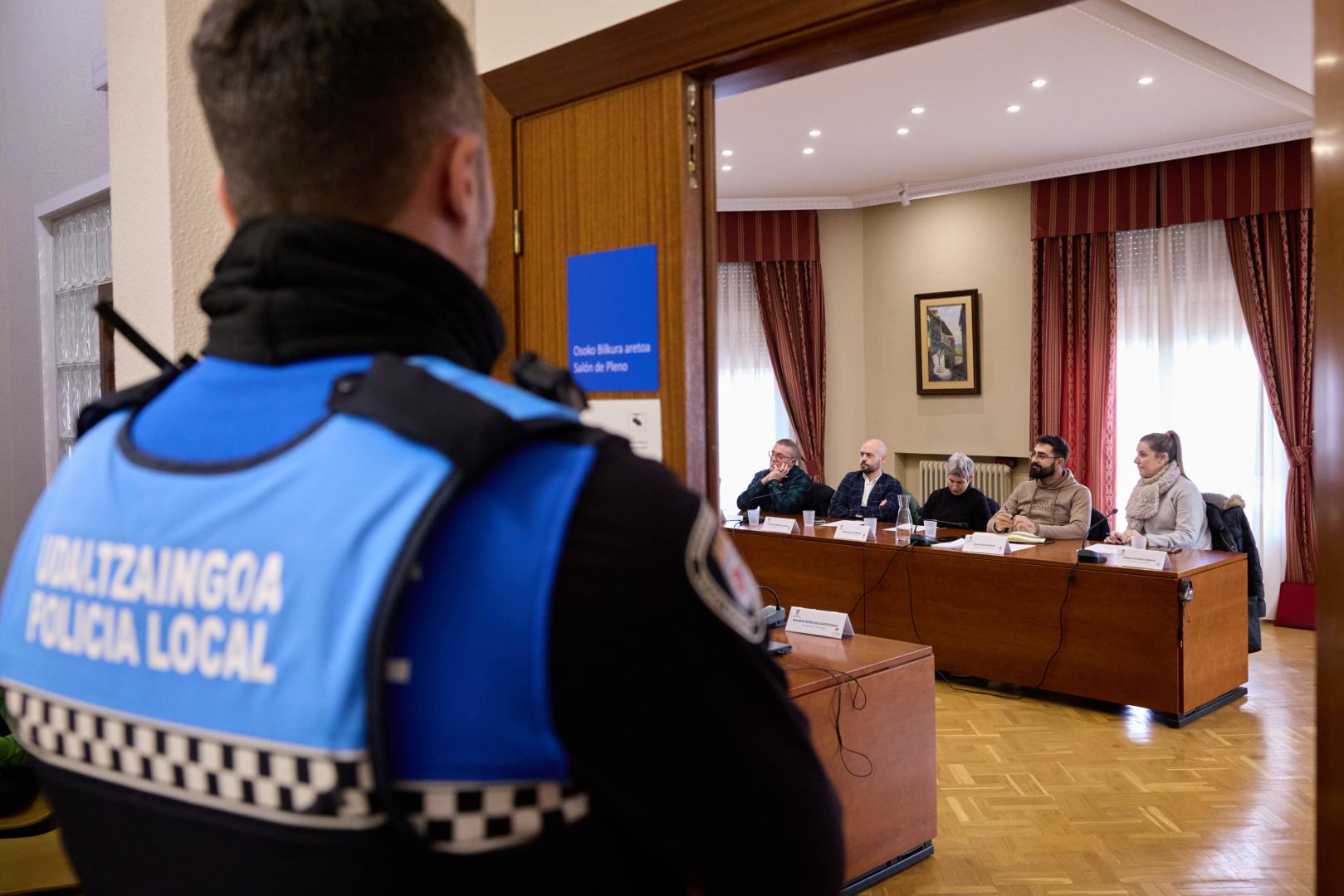 Uno de los agentes presentes en el pleno extraordinario del 15 de enero convocado a instancias de UPN y el PP; en la imagen junto al edil del PSN
