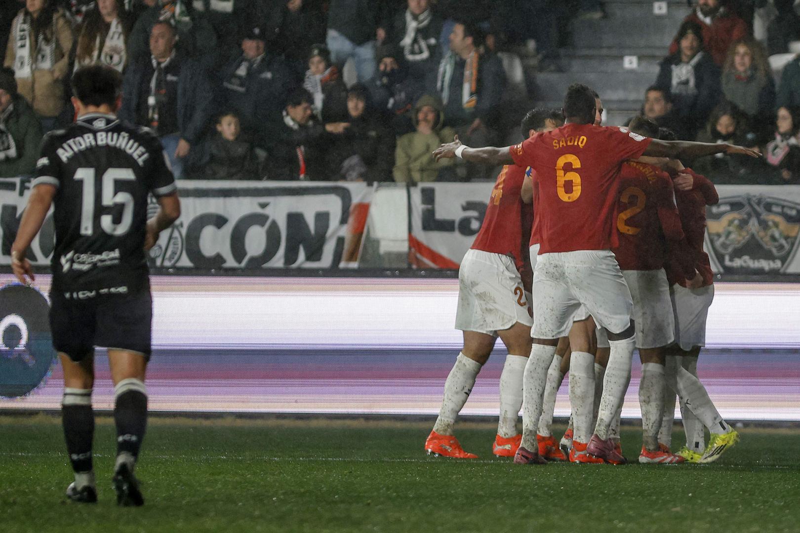 Los jugadores del Valencia celebran el primer gol ante el Burgos