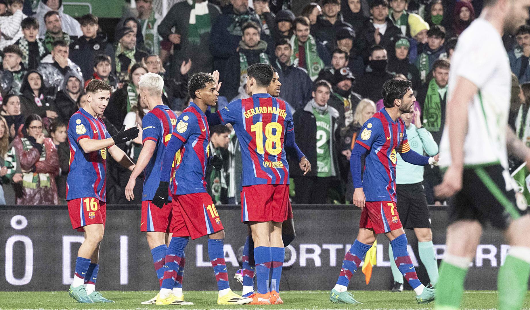Los jugadores del Barcelona celebran el primer gol del equipo obra de Ferrán