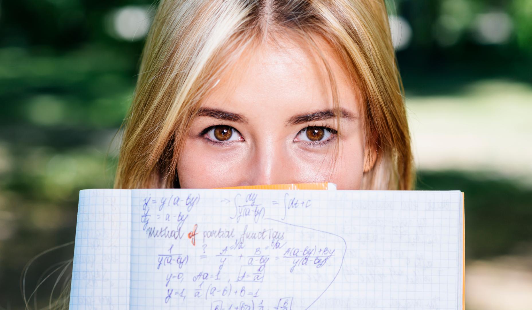 Una joven con un cuaderno de matemáticas