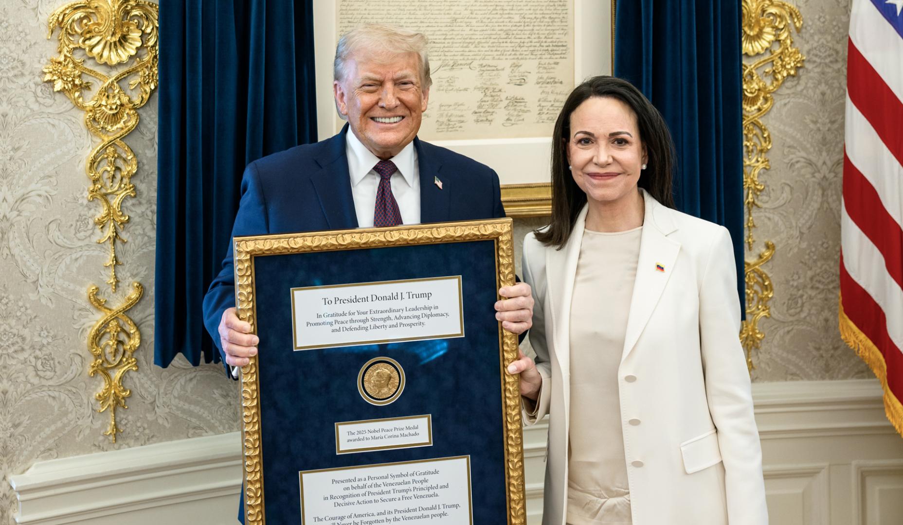 El presidente de los Estados Unidos, Donald Trump, y la política venezolana y Nobel de la Paz, María Corina Machado, posan con la medalla del Nobel de la Paz, en la Casa Blanca