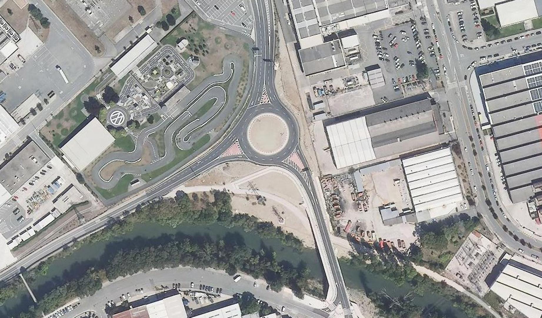 Nuevo puente de acceso al polígono de Landaben desde Barañáin, ya visible en la actualización de la ortofotografía de 2025