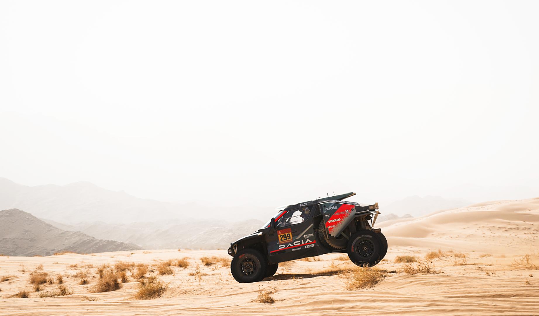 Al-Attiyah pilota su coche durante la etapa de este viernes 16 de enero