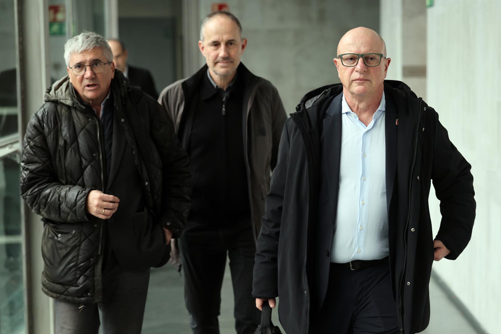 De izda a dcha: Gil Sevillano (director general de Educación), Mikel Muez (jefe de gabinete) y Carlos Gimeno (consejero de Educación), antes de su comparecencia en el Parlamento foral.