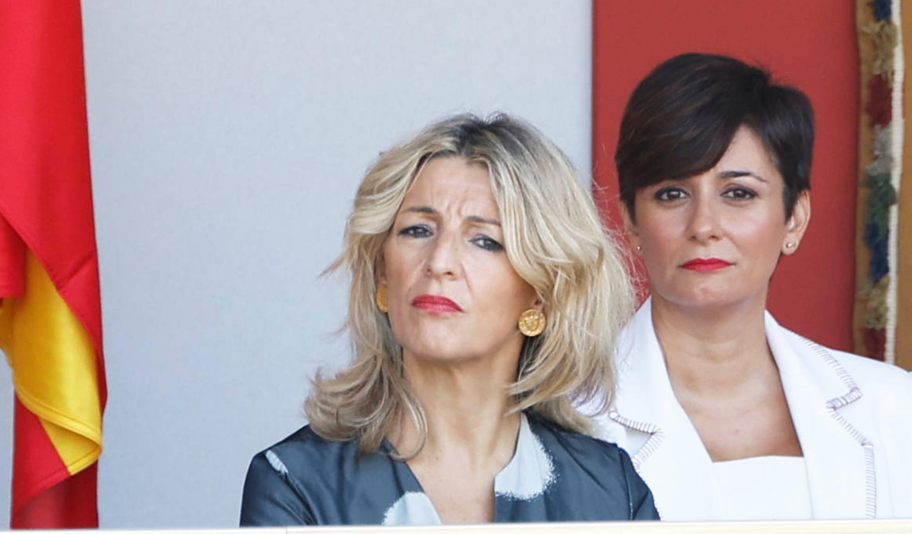La vicepresidenta segunda, Yolanda Diaz (izda.) y la ministra de Política Territorial, Isabel Rodrí­guez,  durante el desfile del Dí­a de la Fiesta Nacional en Madrid