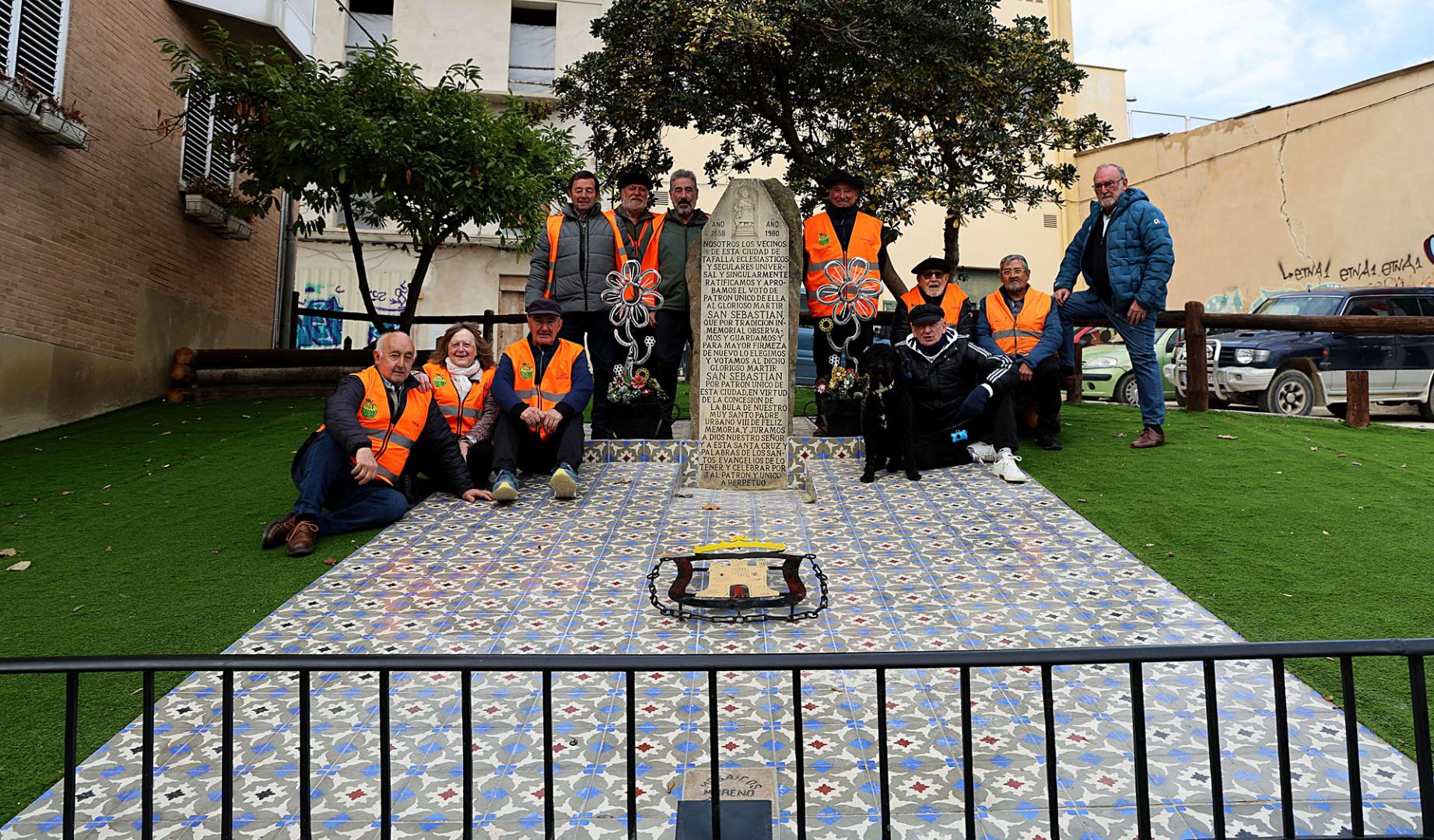 Varios de los integrantes del grupo de voluntariado urbano de Tafalla en torno al jardín dedicado a San Sebastián