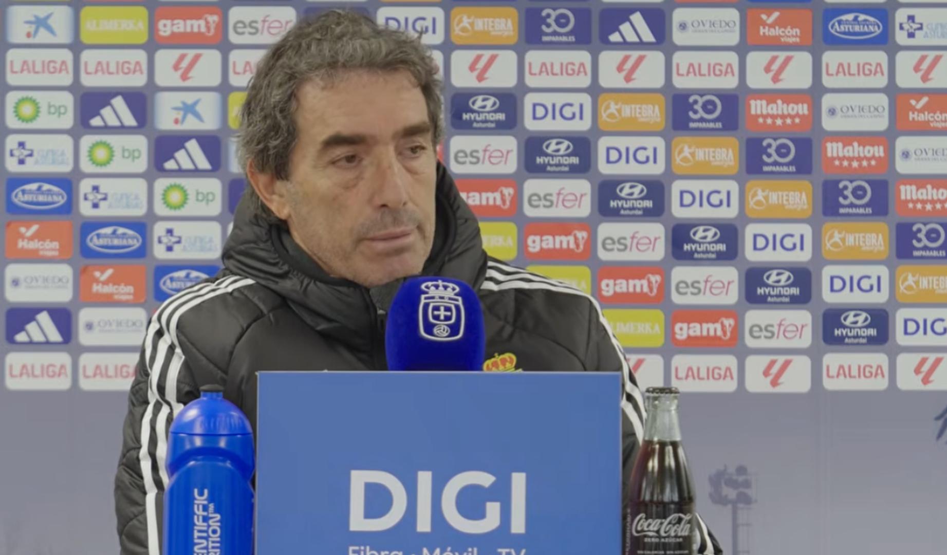 Guillermo Almada, técnico del Real Oviedo, en la rueda de prensa previa al partido en Pamplona