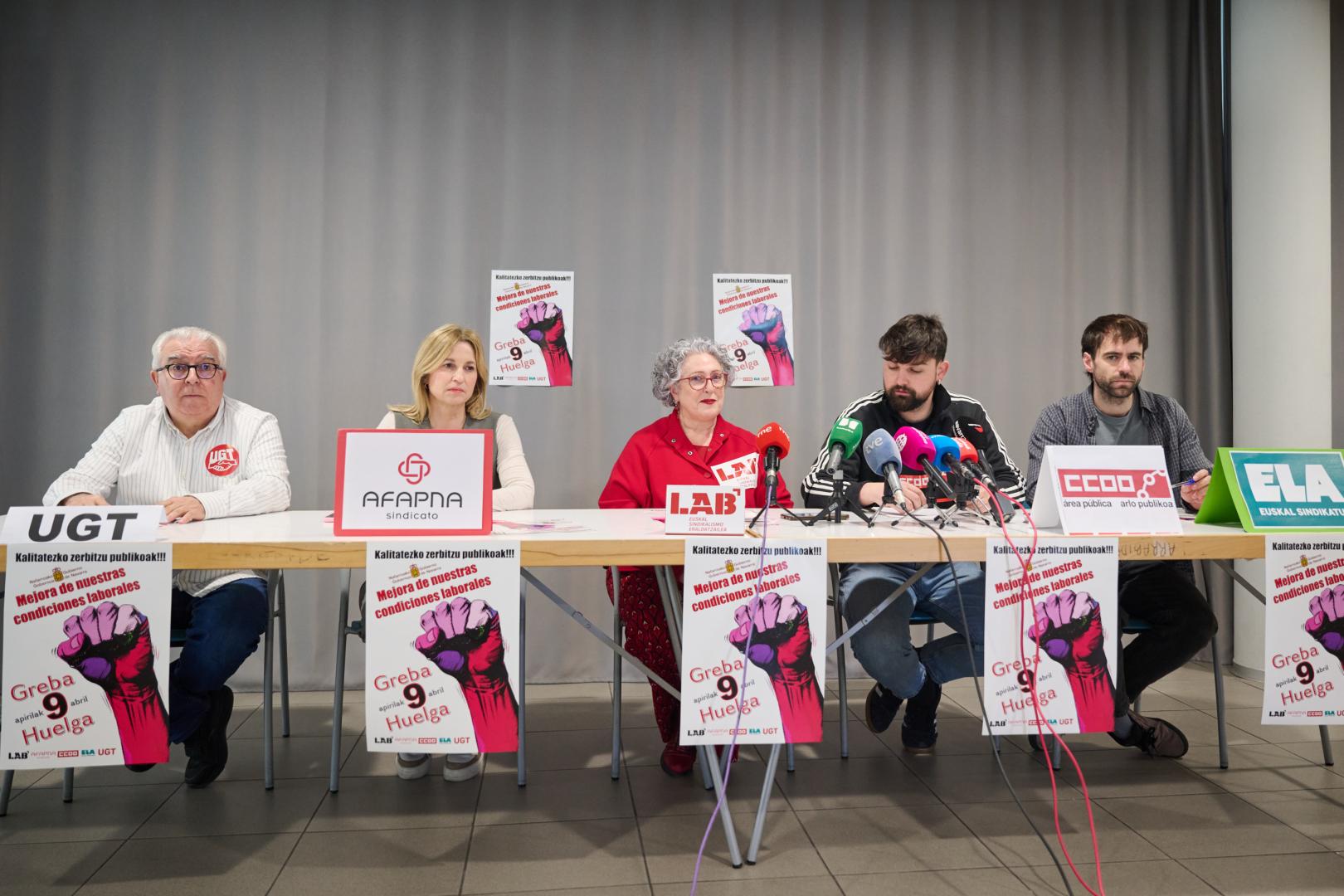 Representantes sindicales de Función Pública. Desde la dcha: Jesús Elizalde (UGT), Yolanda Erro (Afapna), Isabel Artieda (LAB), Unai Álava (CC OO) e Izai Bujanda (ELA).