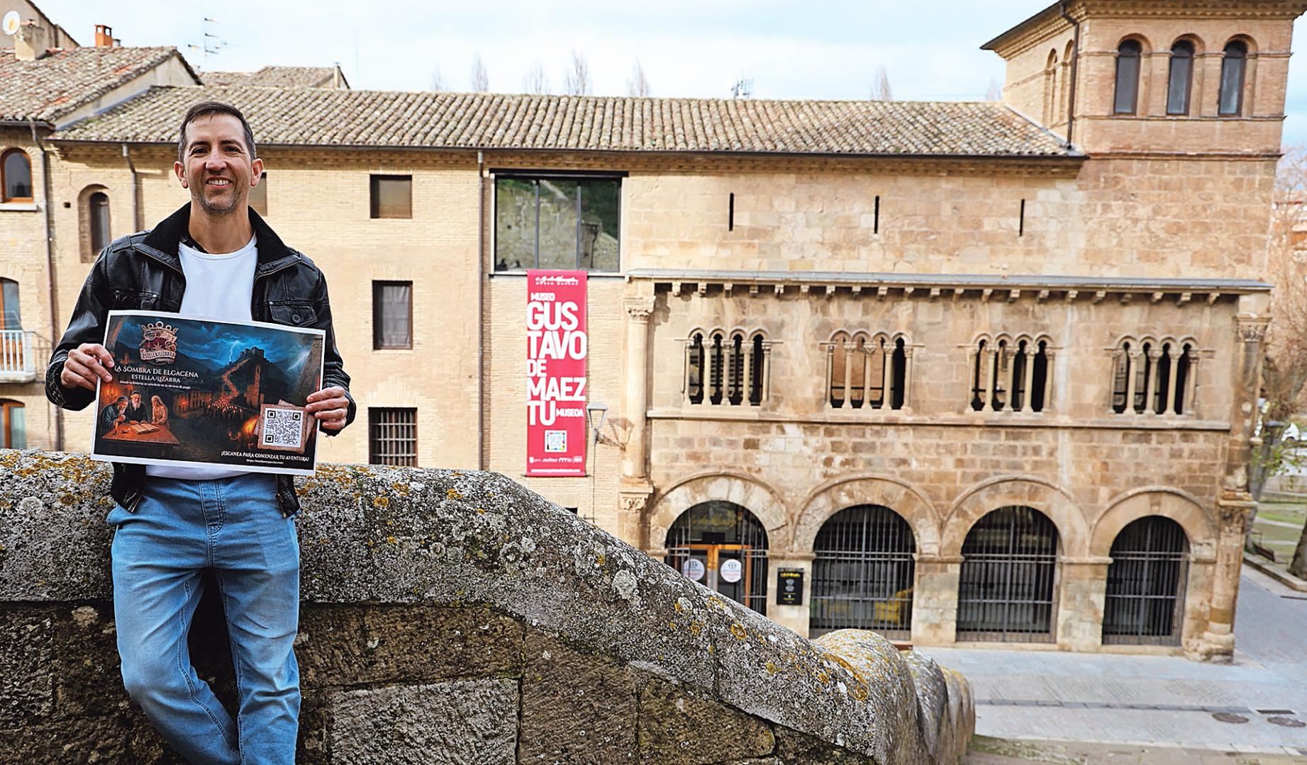 Mikel Díaz Noáin en la escalinata de San Pedro de la Rúa con el antiguo Palacio de los Reyes de Navarra al fondo