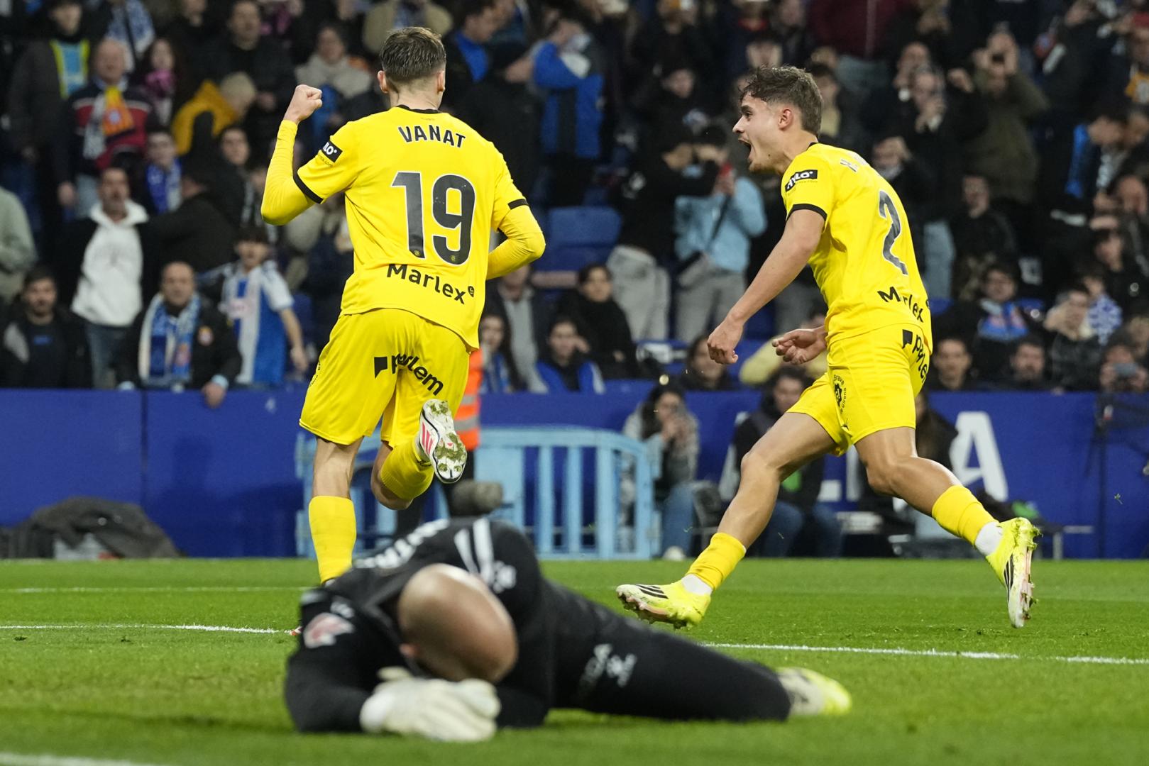 El delantero del Girona Vladyslav Vanat celebra el primer gol anotado ante el Espanyol