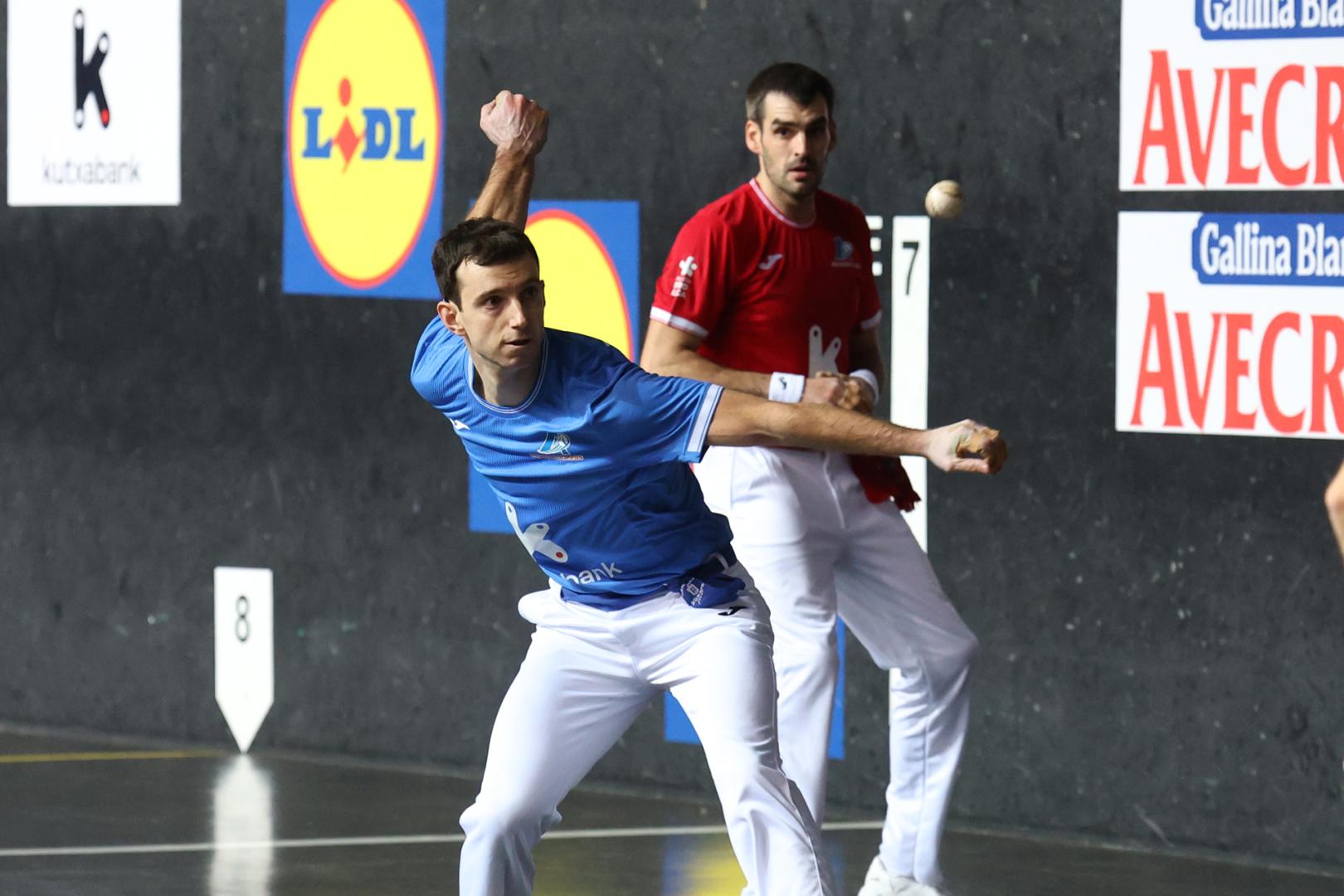 Julen Martija le suelta a la pelota en presencia de Joseba Ezkurdia en Azpeitia