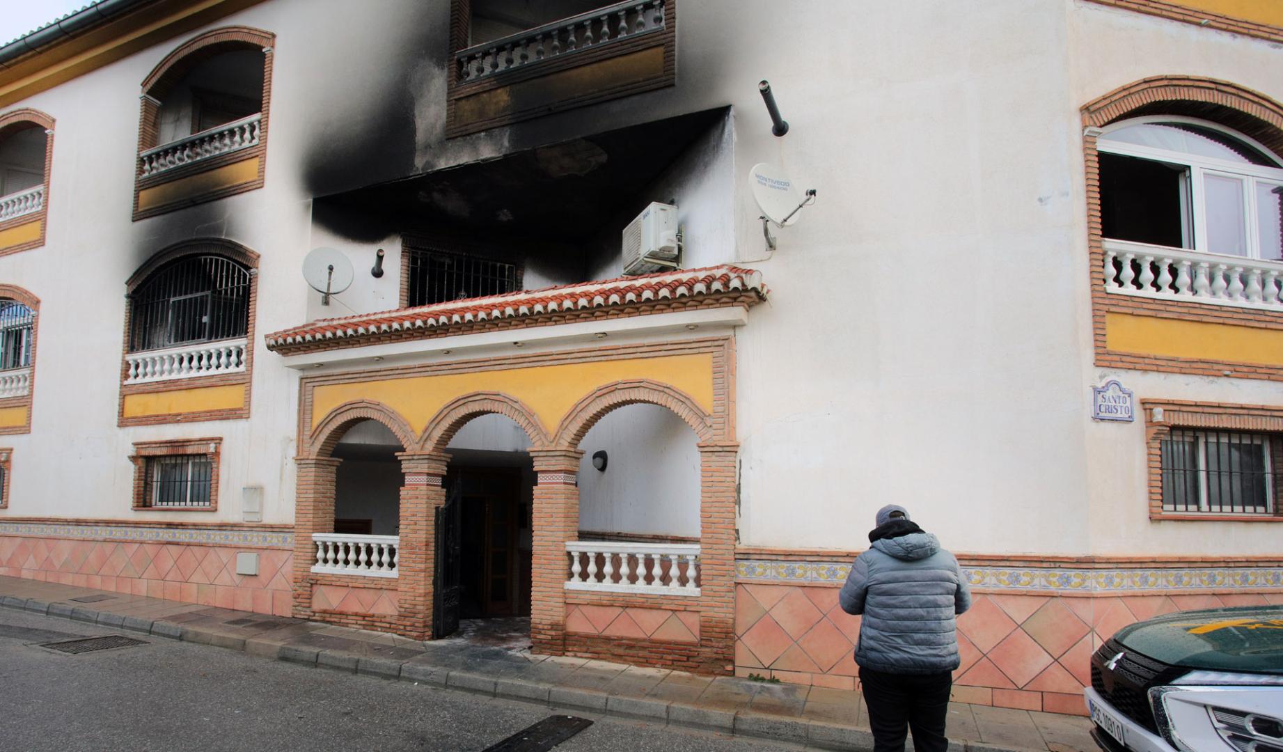Al menos una decena de personas han resultado afectadas, una de ellas de carácter grave, tras incendiarse esta madrugada un piso en Ahendín (Granada)
