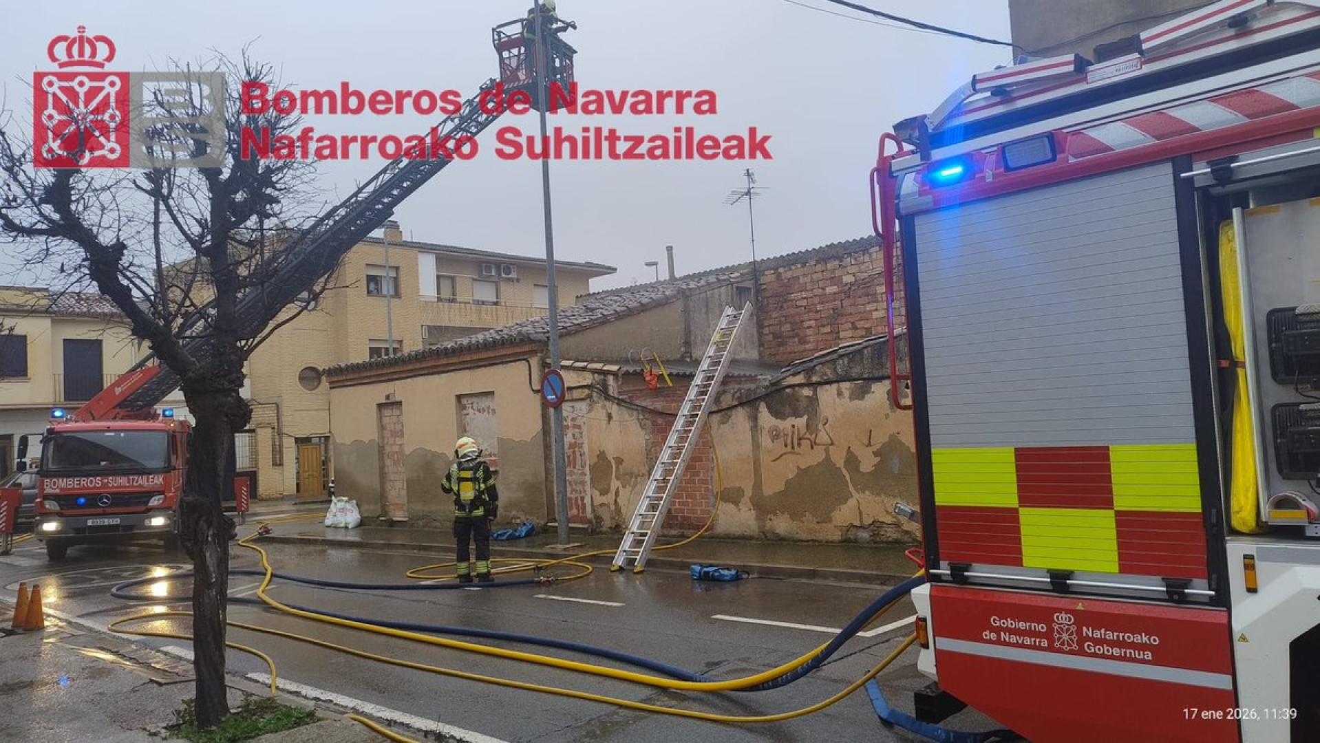 Efectivos del parque de bomberos de Tudela han sofocado las llamas de una vivienda abandonada en Tudela