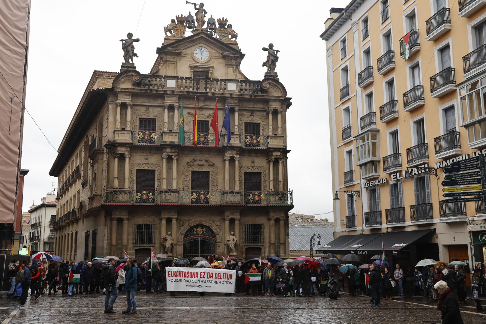 Decenas de personas se han concentrado este sábado en la Plaza Consistorial de Pamplona para mostrar su solidaridad con activistas del movimiento internacional de apoyo a Palestina