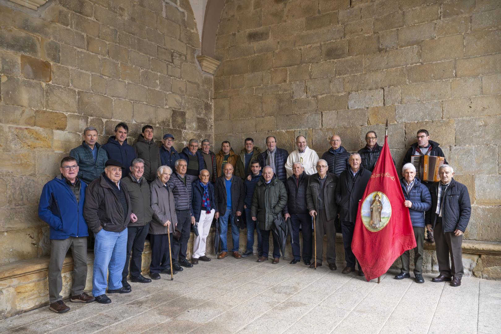 Los cofrades de Urdiain, en la instantánea de grupo obtenida en el atrio de la parroquia de la Asunción.