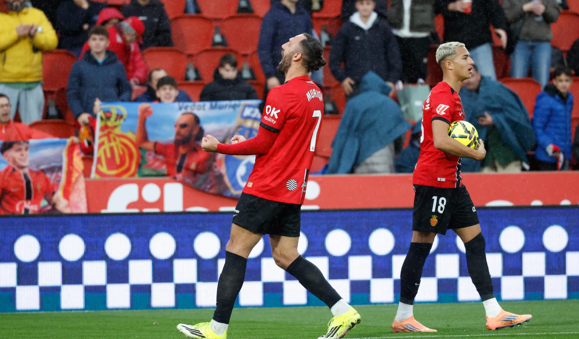 El delantero del Real Mallorca Vedat Muriqi celebra su segundo gol contra el Athletic Club de Bilbao
