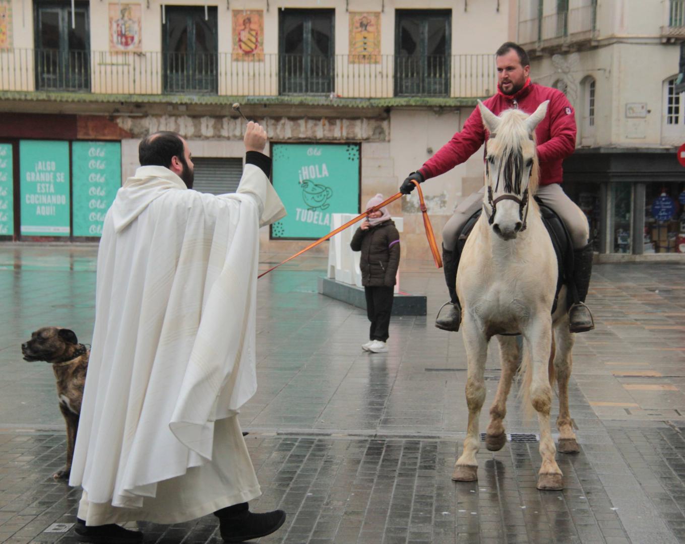 Héctor Arratíbel bendice a un caballo en la misma plaza de los Fueros.