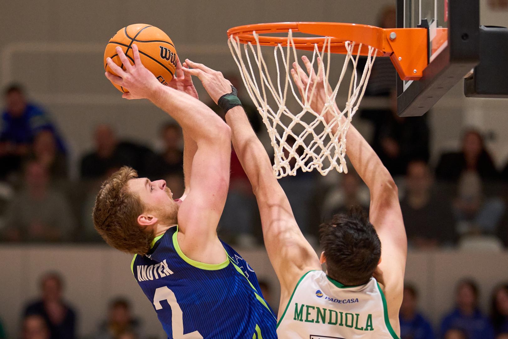 Jaxon Knotek se eleva para intentar un mate ante Mendiola