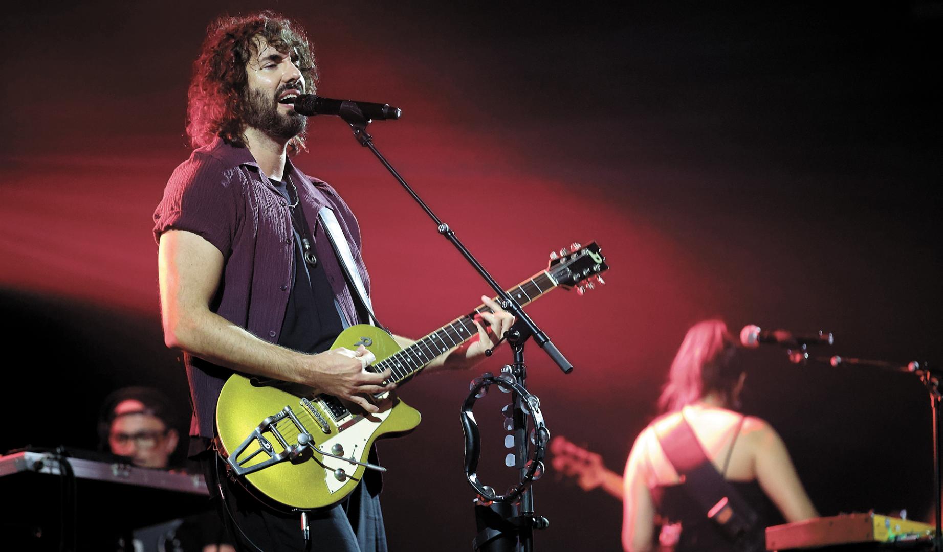 Mikel Izal, anoche en los primeros momentos del concierto