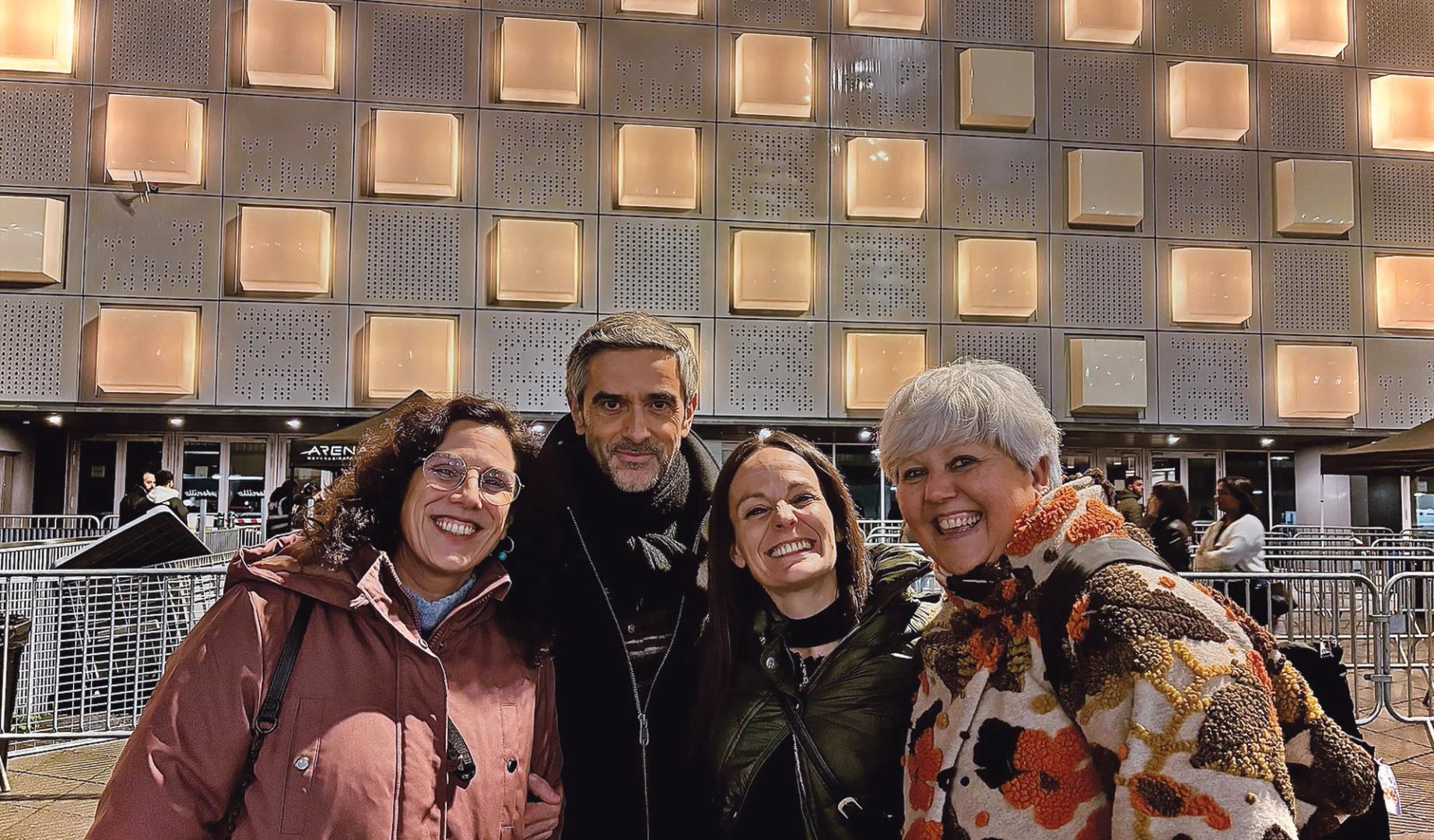 Alma, Manuel, Maitane e Itziar, en la entrada del Navarra Aren