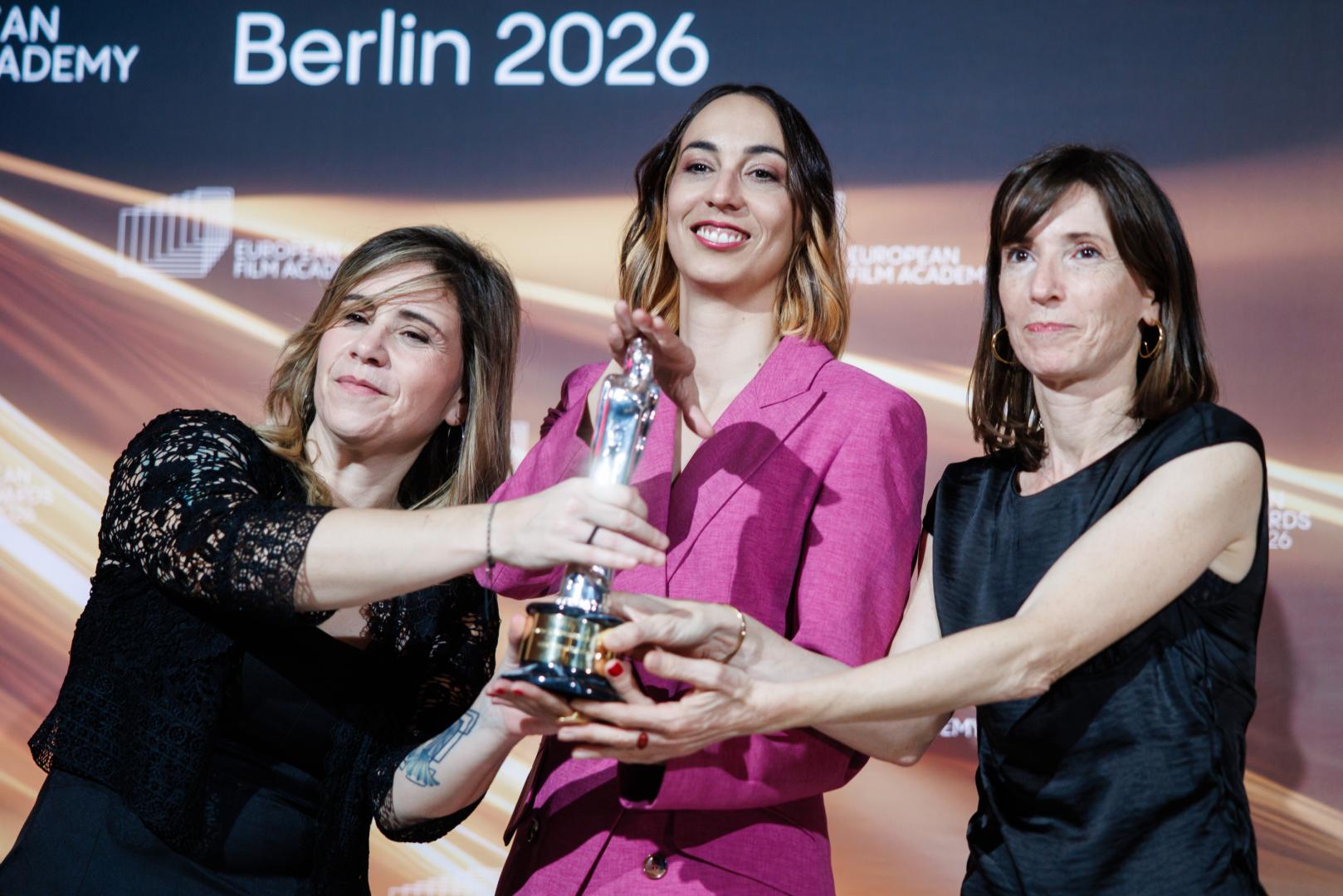 Laia Casanovas, en el centro, con su premio europeo por el sonido de Sirat