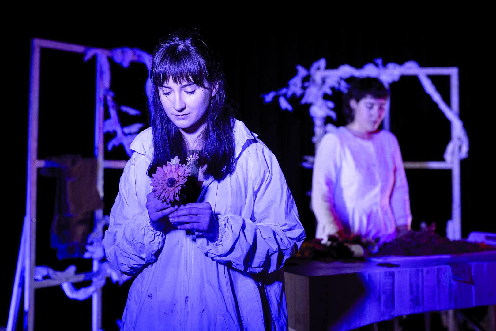 Las actrices Manuela Orbegozo (primer plano) y Maia Ansa protagonizan El jardín de Olivia.