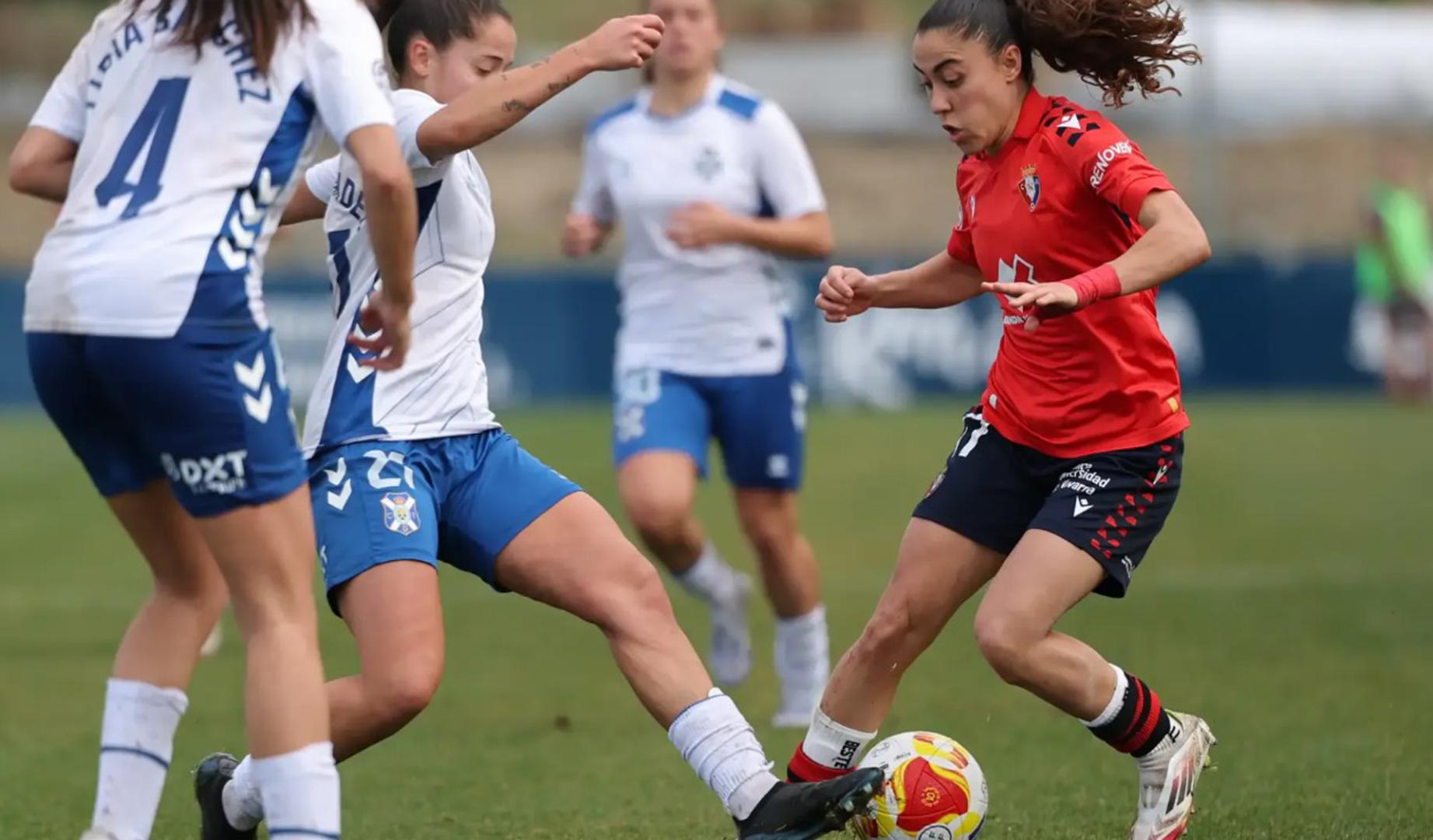 Instante del encuentro entre Osasuna Femenino y Tenerife B