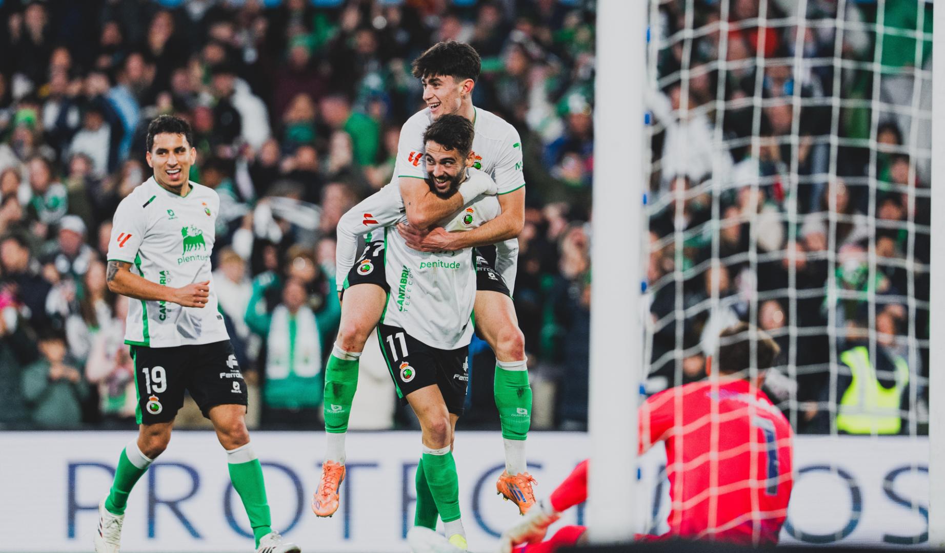 Manex Lozano celebra uno de los goles sobre Andrés Martín